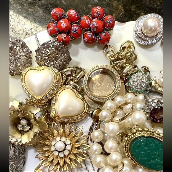 Vintage Estate Costume Jewelry 5 LB Lots, Signed And Unsigned, All wearable - Picture 16 of 16